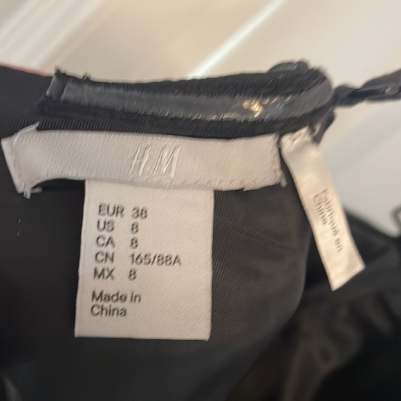 H&M flattering strapless mini dress with dark flower pattern - Picture 4 of 4